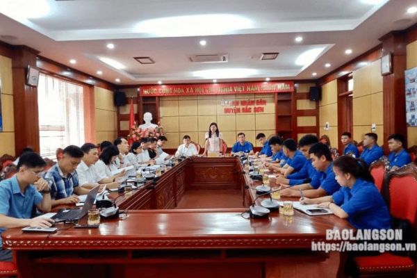 Chủ tịch UBND huyện Bắc Sơn đối thoại với thanh niên