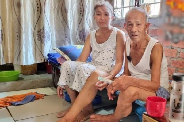 Cụ ông 84 tuổi ở Sài Gòn lấy vợ trẻ kém 27 tuổi được hàng xóm ngưỡng mộ
