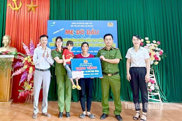 Hội Phụ nữ Công an huyện Hàm Yên nhận đỡ đầu trẻ mồ côi tại xã Thành Long