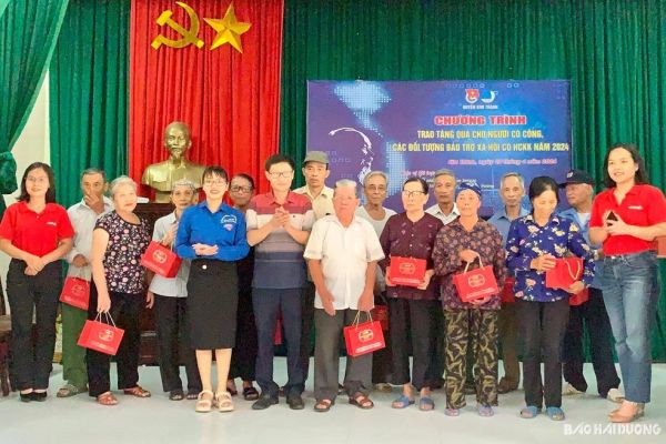 Kim Thành tặng quà 30 người có công, người cao tuổi, đối tượng bảo trợ xã hội