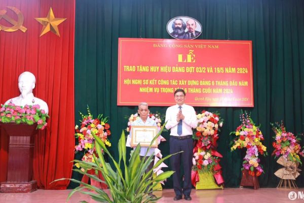 Phó Bí thư Tỉnh ủy Hoàng Nghĩa Hiếu trao Huy hiệu 70 năm tuổi Đảng tại Quỳnh Lưu