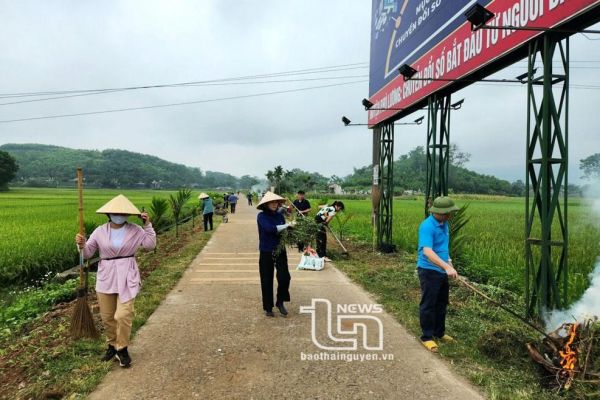 Phú Lương: Công chức, viên chức tham gia vệ sinh môi trường nông thôn