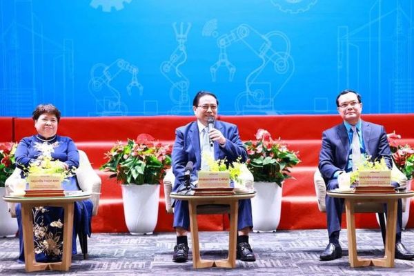 Thủ tướng Phạm Minh Chính: Tăng năng suất lao động không phải là tăng thời gian làm việc