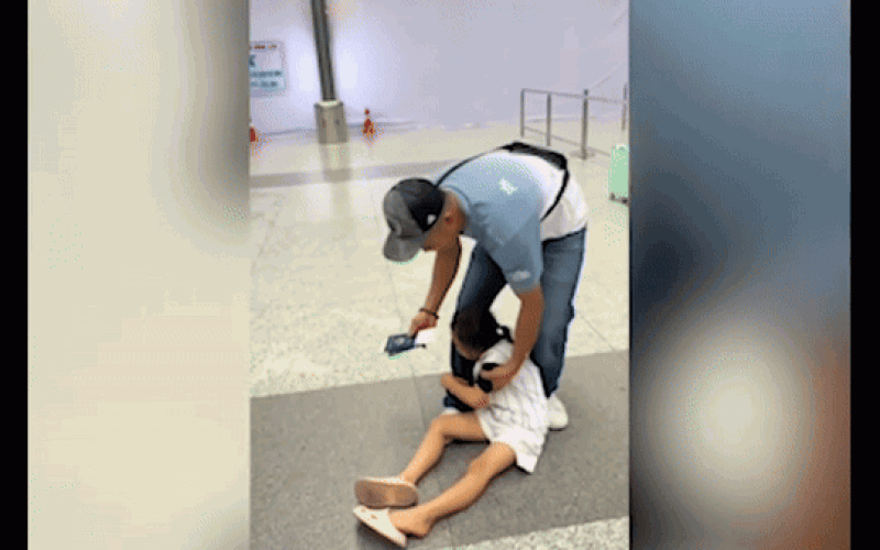 Bé gái ôm giữ chân bố ở sân bay, nghe câu chuyện phía sau càng thêm xúc động