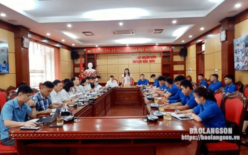 Chủ tịch UBND huyện Bắc Sơn đối thoại với thanh niên