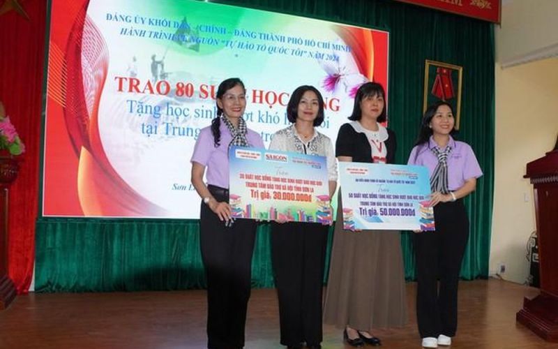 Đảng ủy khối Dân – Chính - Đảng TP HCM và Báo Người Lao Động tặng 1.000 lá cờ Tổ quốc tại Sơn La
