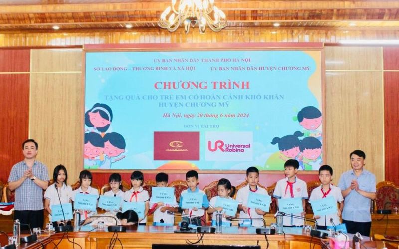 Hà Nội tặng quà 100 trẻ em có hoàn cảnh đặc biệt huyện Chương Mỹ