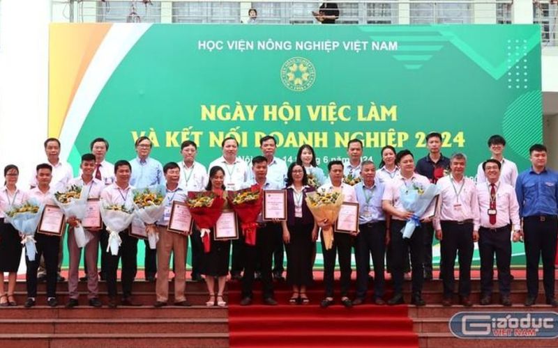HV Nông nghiệp Việt Nam kết nối SV với hơn 50 doanh nghiệp ở Ngày hội việc làm