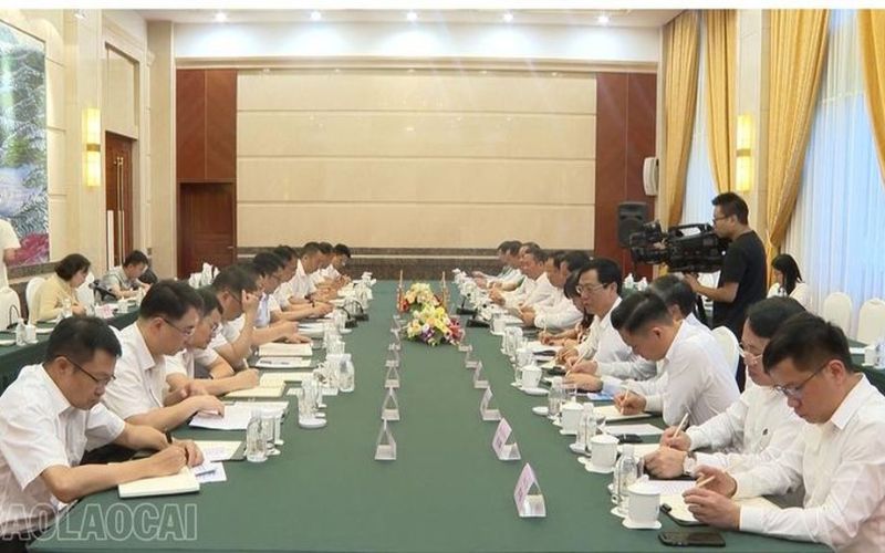 Lãnh đạo tỉnh Lào Cai (Việt Nam) hội đàm với lãnh đạo Chính quyền nhân dân châu Hồng Hà (Trung Quốc)