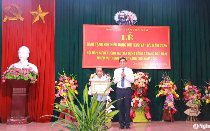 Phó Bí thư Tỉnh ủy Hoàng Nghĩa Hiếu trao Huy hiệu 70 năm tuổi Đảng tại Quỳnh Lưu