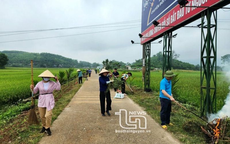 Phú Lương: Công chức, viên chức tham gia vệ sinh môi trường nông thôn