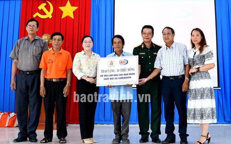 Tặng nhà, quà cho nạn nhân chất độc da cam tại huyện Càng Long